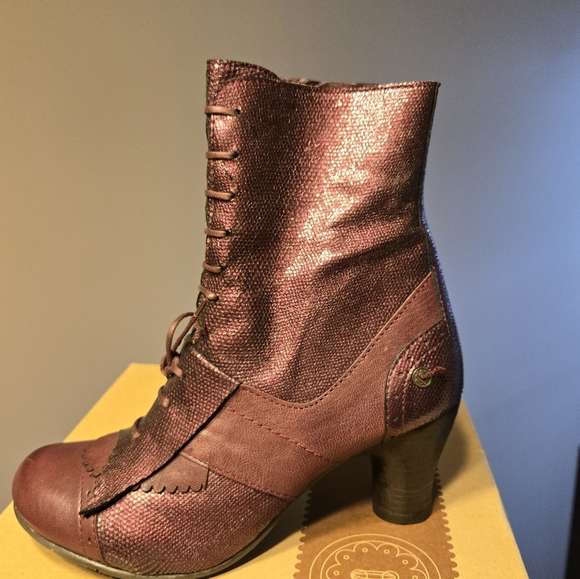 GOLD BUTTON LEATHER HEELED ANKLE BOOT - Picture 5 of 9